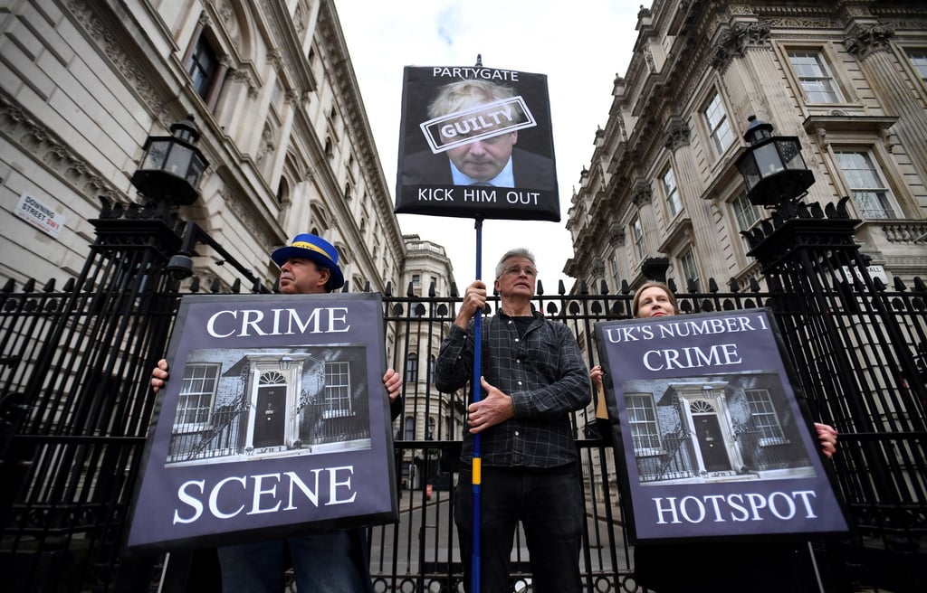 Protesters demonstrate against British Prime Minister Boris Johnson and Chancellor Rishi Sunak outside Downing Street in London on April 13. Photo: EPA-EFE Protesters demonstrate against British Prime Minister Boris Johnson and Chancellor Rishi Sunak outside Downing Street in London on April 13. Photo: EPA-EFE