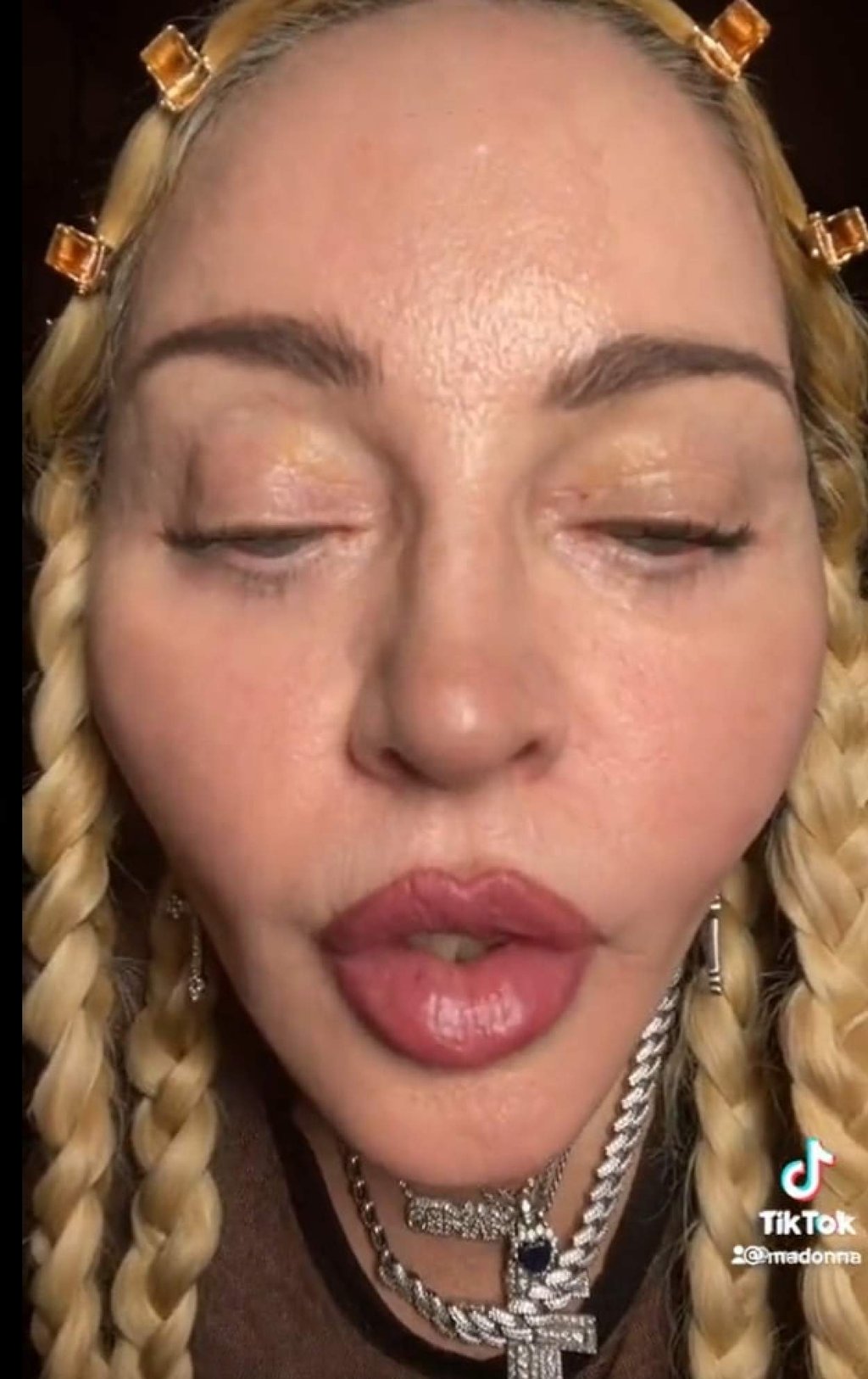 Madonna posted a TikTok video before the 2022 Grammys, which left audiences stunned. Photo: @madonna/Tiktok Madonna posted a TikTok video before the 2022 Grammys, which left audiences stunned. Photo: @madonna/Tiktok