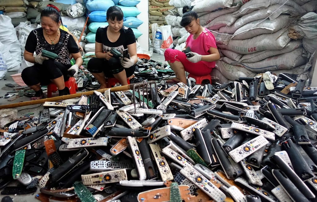 Workers dismantling electronic waste at a workshop at Guiyu township in Shantou city in southern China’s Guangdong province on August 9, 2014. Photo: AFP Workers dismantling electronic waste at a workshop at Guiyu township in Shantou city in southern China’s Guangdong province on August 9, 2014. Photo: AFP