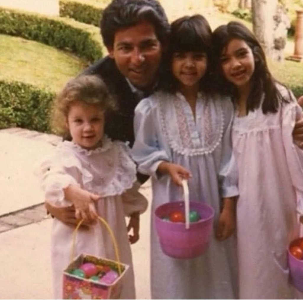 Robert Kardashian with his daughters. Photo: @celebritymothersanddaughter/Instagram Robert Kardashian with his daughters. Photo: @celebritymothersanddaughter/Instagram