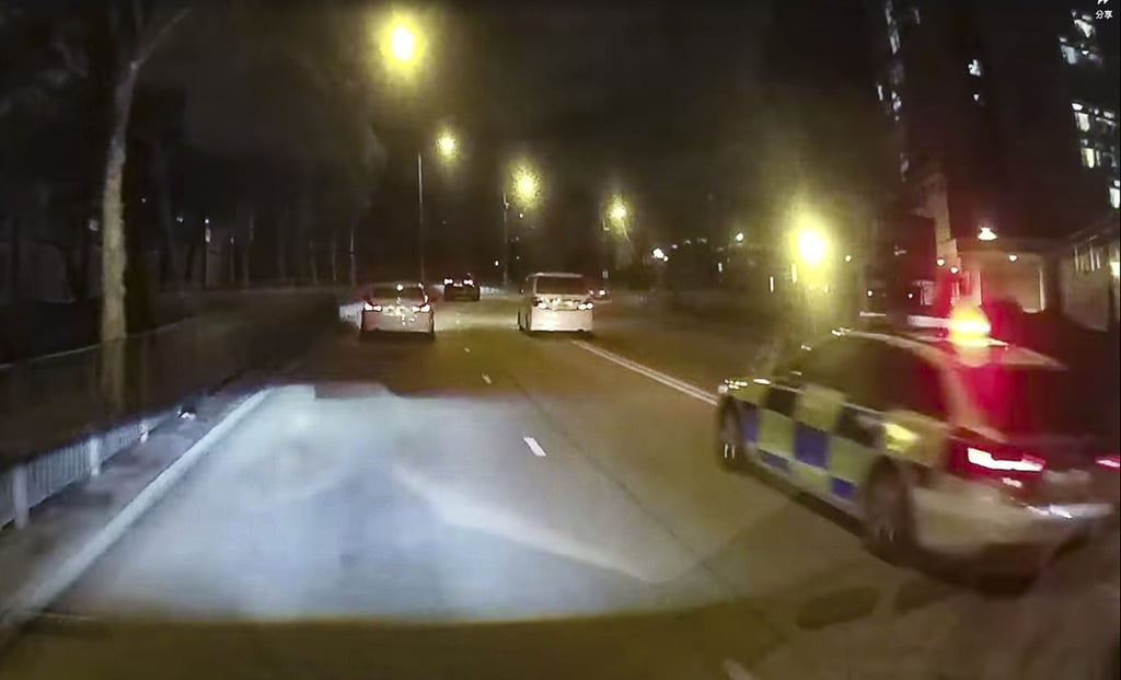 A screen capture shows a police vehicle in pursuit of a vehicle in Kowloon on Friday night. Photo: Facebook A screen capture shows a police vehicle in pursuit of a vehicle in Kowloon on Friday night. Photo: Facebook