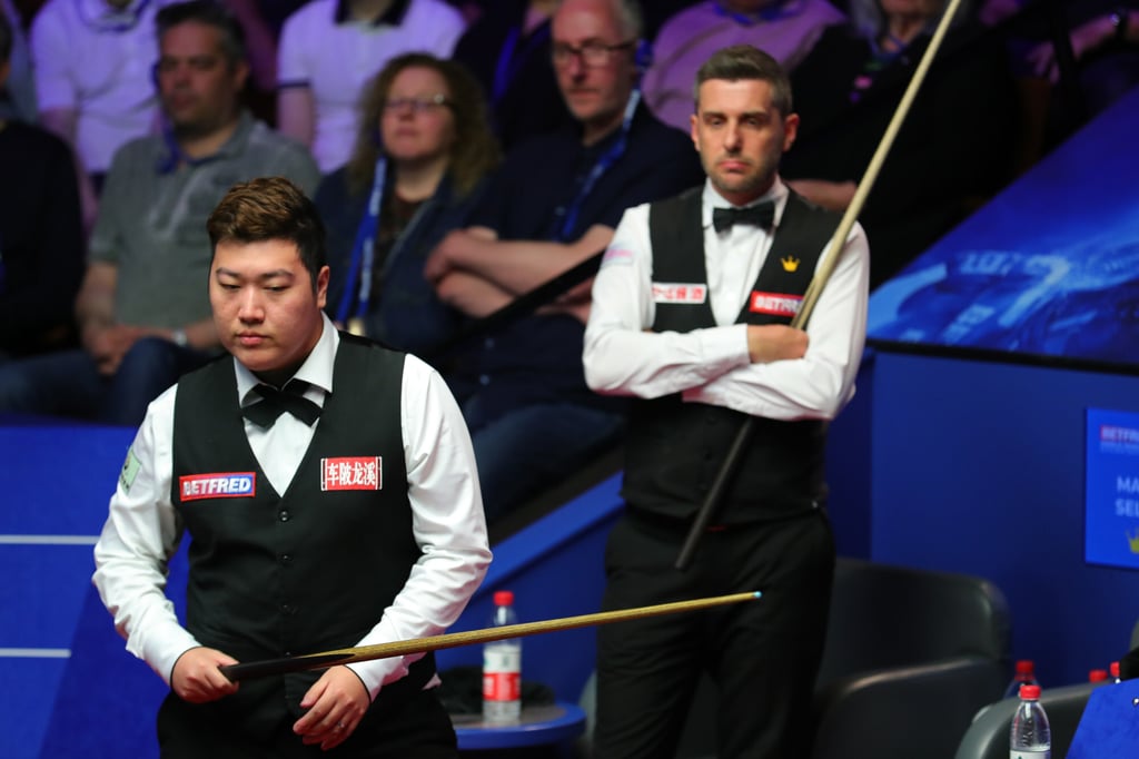 Mark Selby (right) relishes the tight exchanges but he was matched by Yan Bingtao in the World Championship second round. Photo: Xinhua