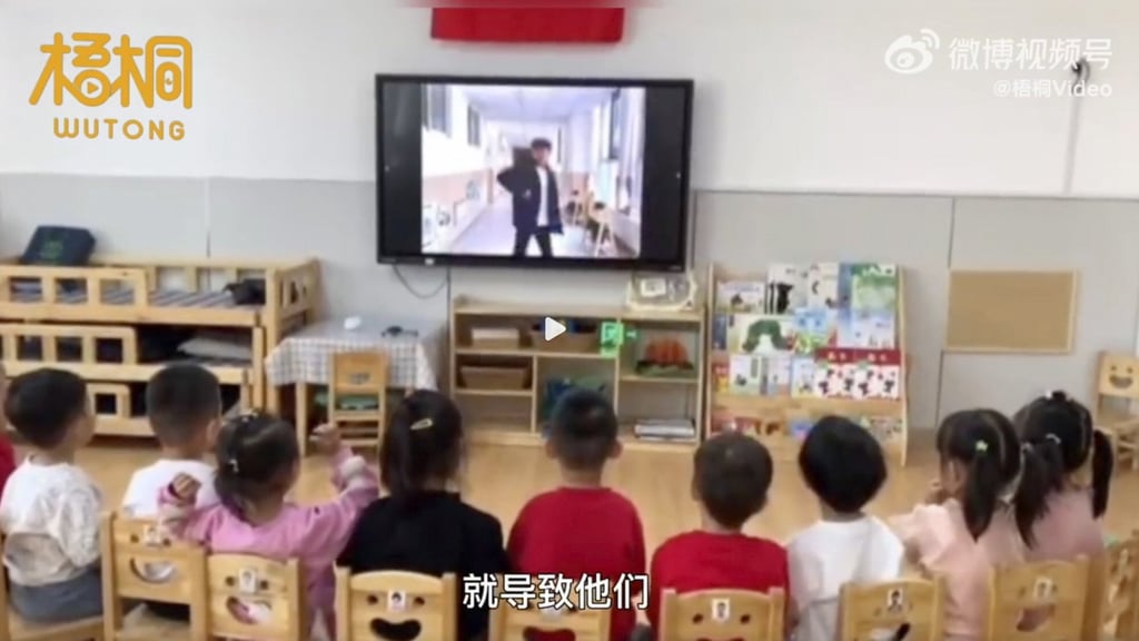 The students watch their teacher ‘transform’ into Ultraman. Photo: Weibo