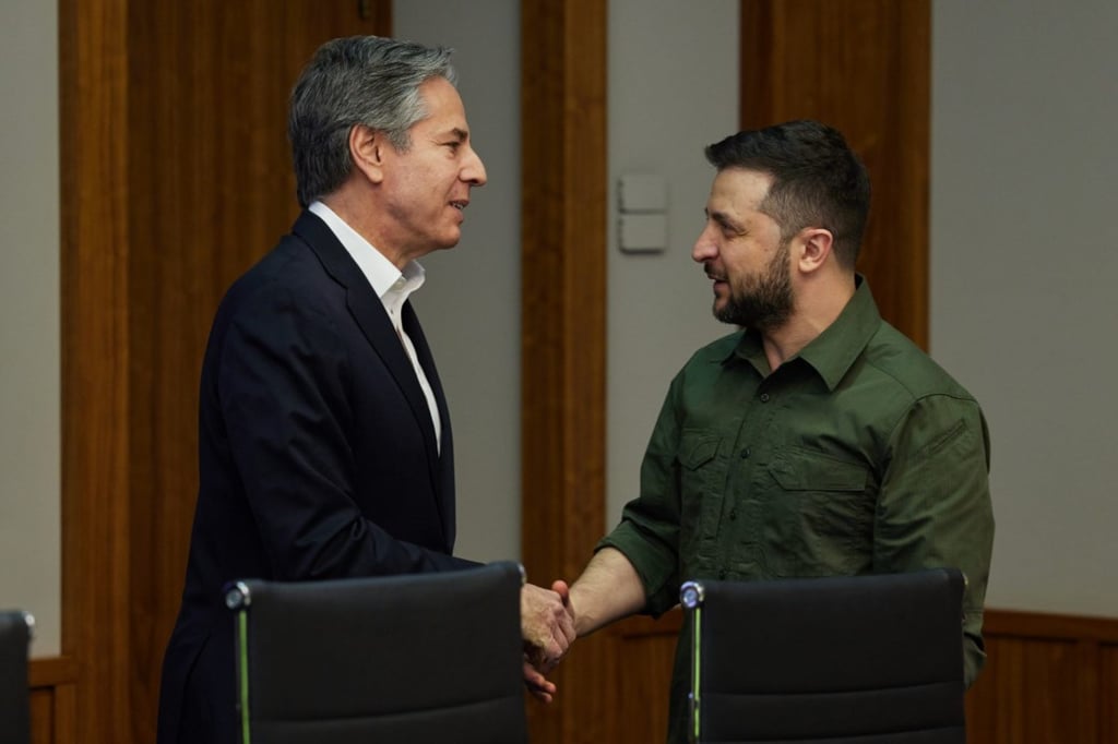 Ukrainian President Volodymyr Zelensky shakes hands with US Secretary of State Antony Blinken before a meeting in Kyiv on Monday. Photo: Ukrainian Presidency via dpa
