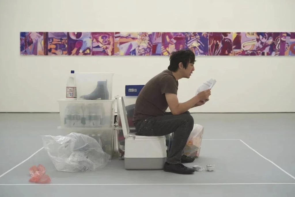 A musician follows Western artists from recent decades by living in a small space while on public display, which he says is to highlight challenges faced by people in quarantine. Photo: Weibo A musician follows Western artists from recent decades by living in a small space while on public display, which he says is to highlight challenges faced by people in quarantine. Photo: Weibo