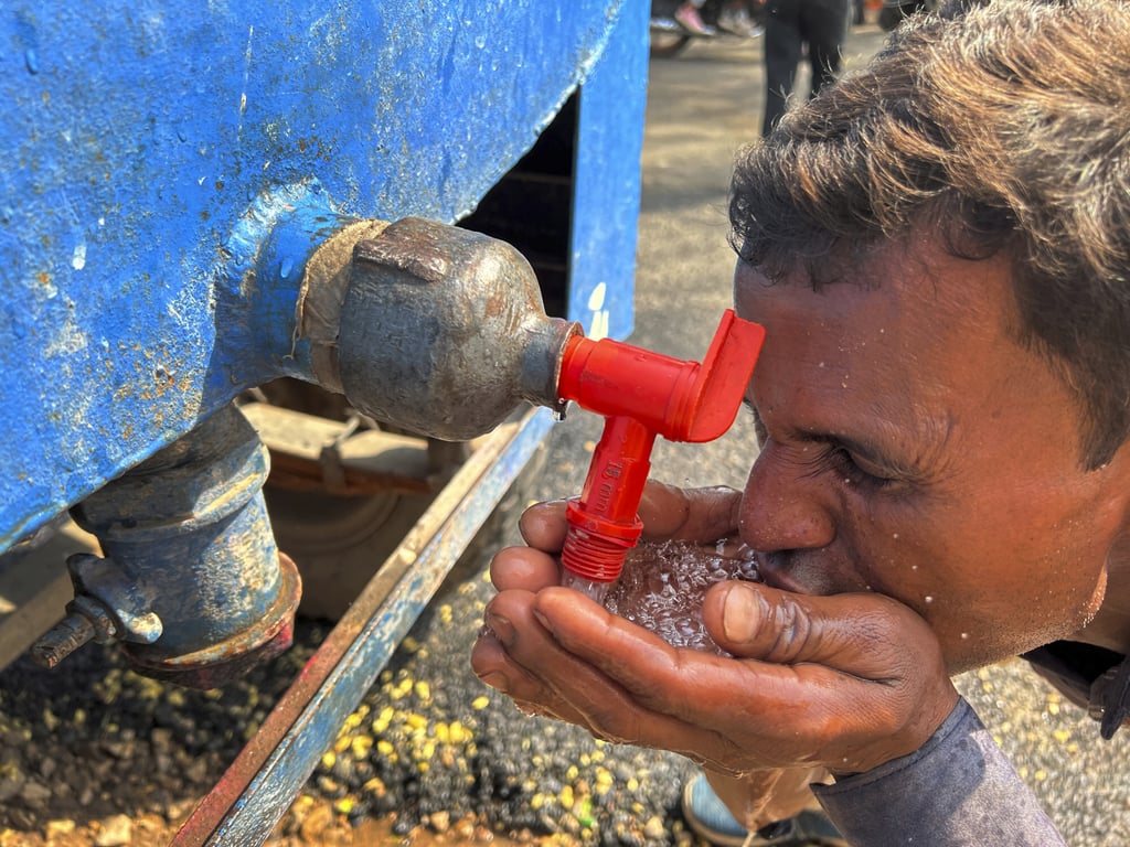 A labourer quenches his thirst in Prayagraj, India, amid the extreme heatwave sweeping South Asia. Photo: AP A labourer quenches his thirst in Prayagraj, India, amid the extreme heatwave sweeping South Asia. Photo: AP