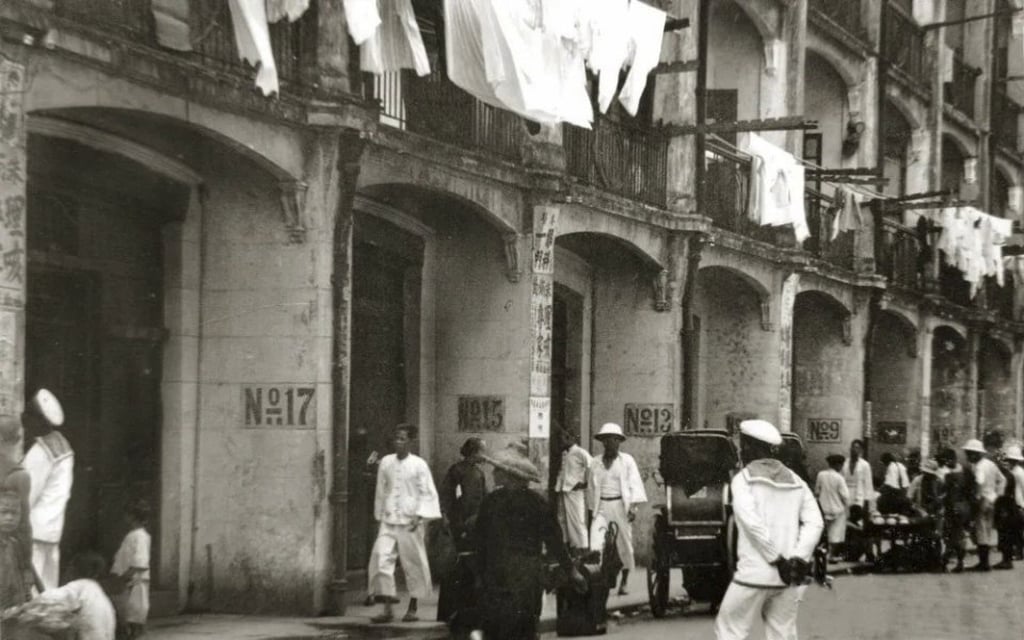 Foreign brothel visitors and the Big Number Brothels, Spring Garden Lane, Wan Chai, c. 1925. Most of these buildings are brothels, and rickshaws wait for customers. Foreign sailors often visited them. Photo: Collection of Cheng Po Hung