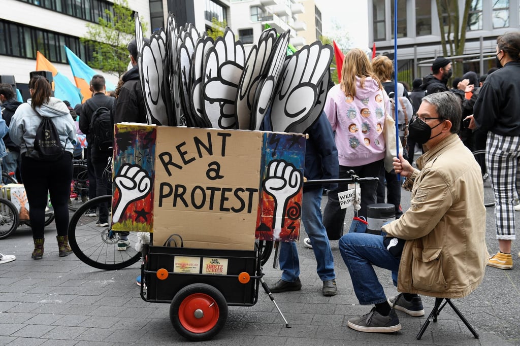 A man rents cardboard cut-outs of fists during a May Day demonstration in Hamburg, Germany. Photo: Reuters