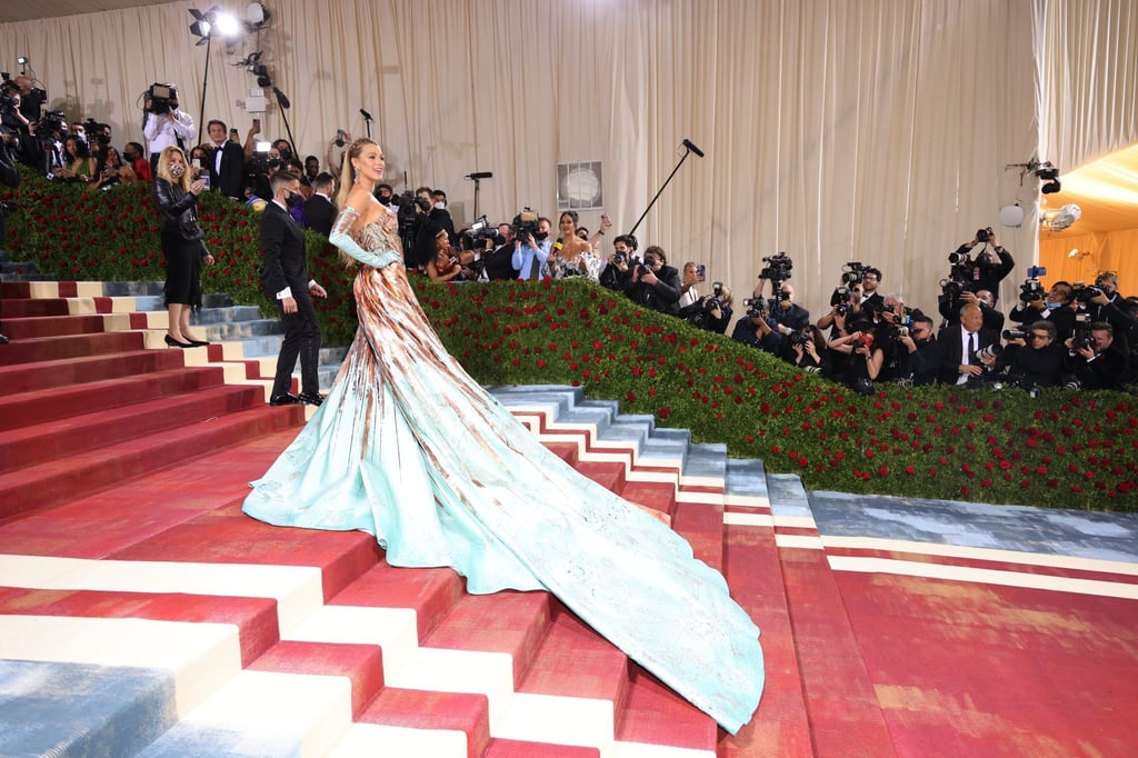 Blake Lively wore a Versace dress influenced by New York’s Grand Central Terminal, the Statue of Liberty and the Empire State Building. Photo: EPA Blake Lively wore a Versace dress influenced by New York’s Grand Central Terminal, the Statue of Liberty and the Empire State Building. Photo: EPA