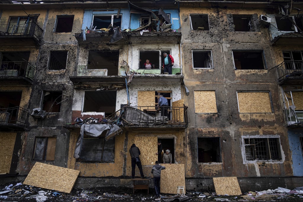 Local residents cover the windows of an apartment building with plywood after Russian shelling in Dobropillya, Donetsk region, eastern Ukraine on Saturday. Photo: AP Local residents cover the windows of an apartment building with plywood after Russian shelling in Dobropillya, Donetsk region, eastern Ukraine on Saturday. Photo: AP