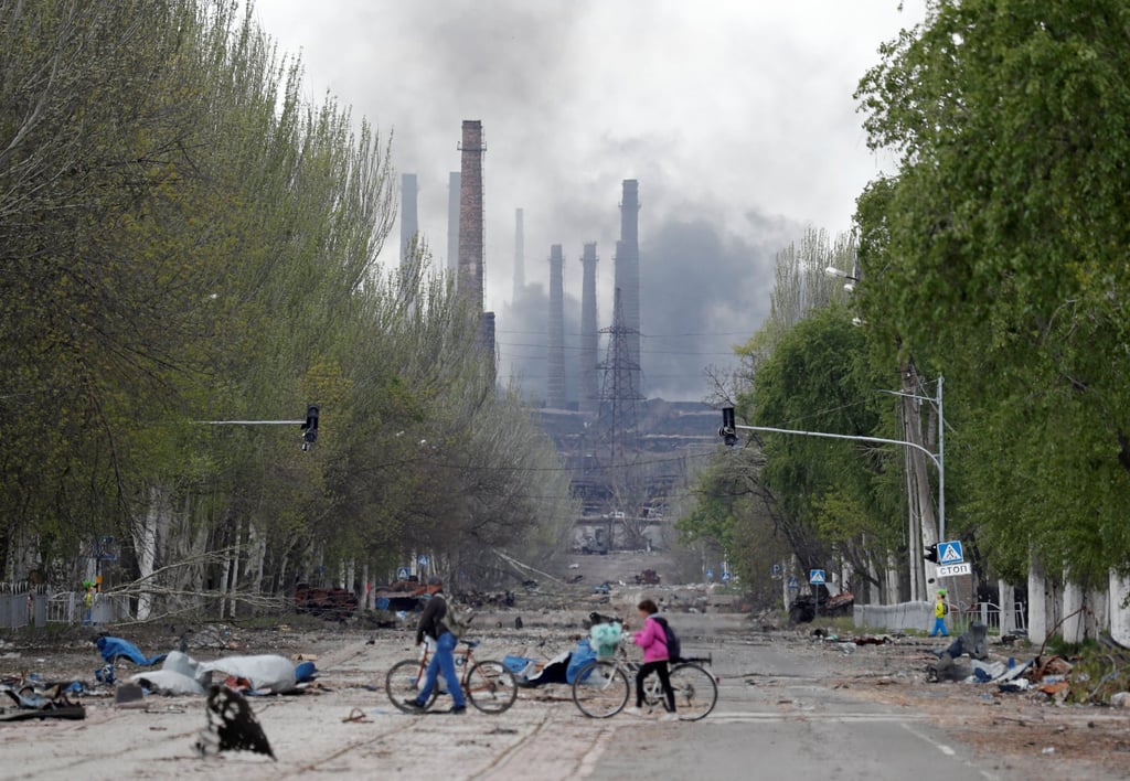 Smoke rises above a plant of Azovstal Iron and Steel Works during Ukraine-Russia conflict in the southern port city of Mariupol, Ukraine. Photo: Reuters Smoke rises above a plant of Azovstal Iron and Steel Works during Ukraine-Russia conflict in the southern port city of Mariupol, Ukraine. Photo: Reuters