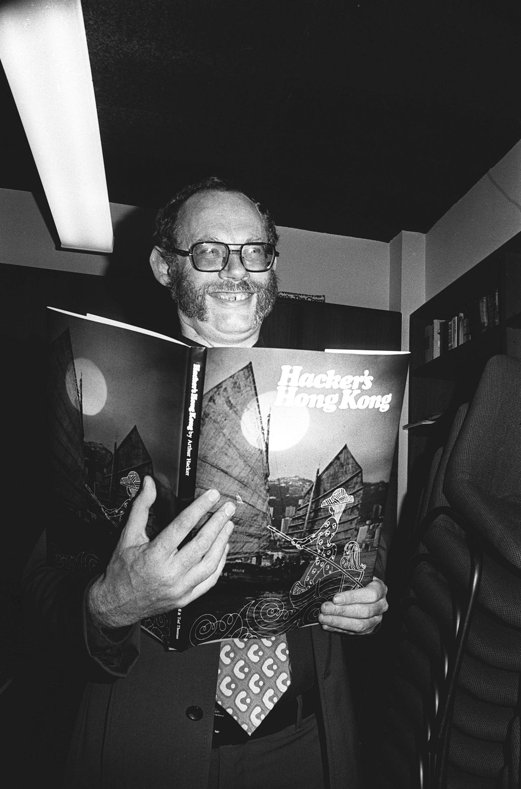 Arthur Hacker in 1976 with his book “Hacker’s Hong Kong” which explores aspects of the Hong Kong way of life. Photo: SCMP