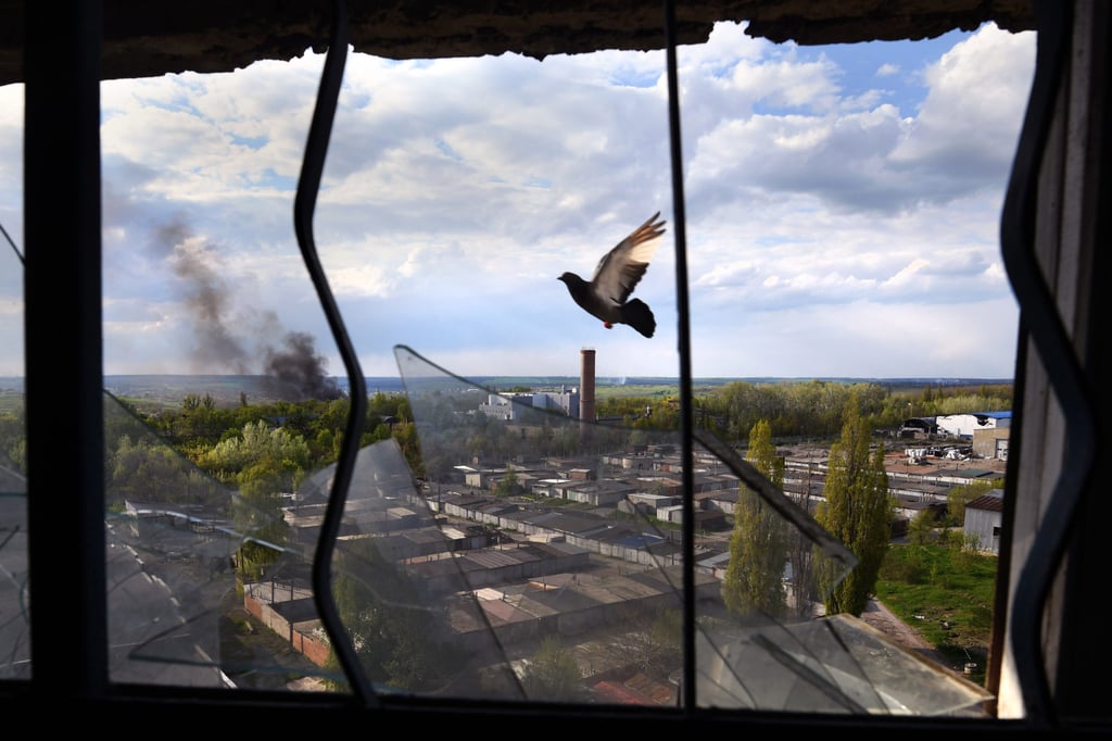 A view from a shattered window on Sunday as shelling continued in Kharkiv, Ukraine. According to Ukrainian sources, Russia has again attacked non-military targets with missiles. Photo: ZUMA Press Wire/dpa A view from a shattered window on Sunday as shelling continued in Kharkiv, Ukraine. According to Ukrainian sources, Russia has again attacked non-military targets with missiles. Photo: ZUMA Press Wire/dpa