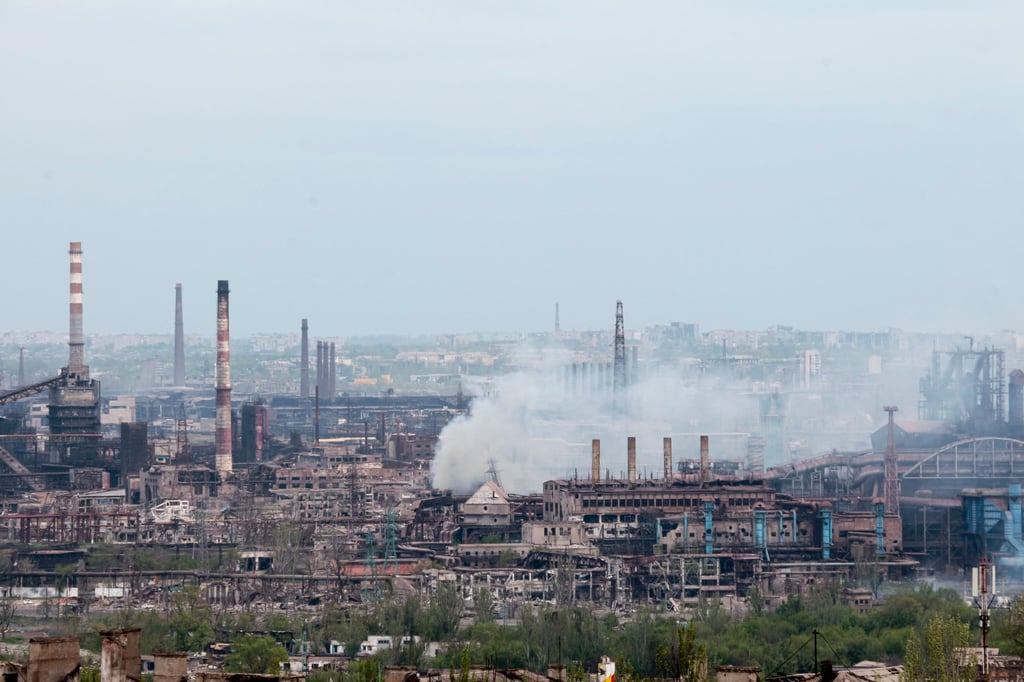 Smoke rises from the Azovstal steel works in Mariupol, Ukraine on May 5. Photo: AP Smoke rises from the Azovstal steel works in Mariupol, Ukraine on May 5. Photo: AP