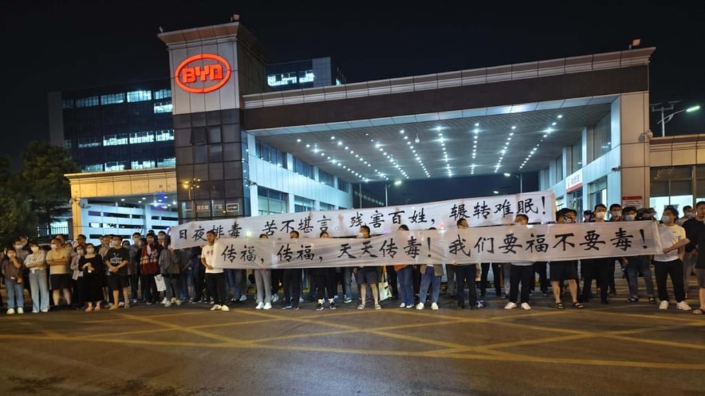 Hundreds of people gathered outside the BYD plant in Changsha on Saturday, accusing it of sickening some 600 children in the neighbourhood.