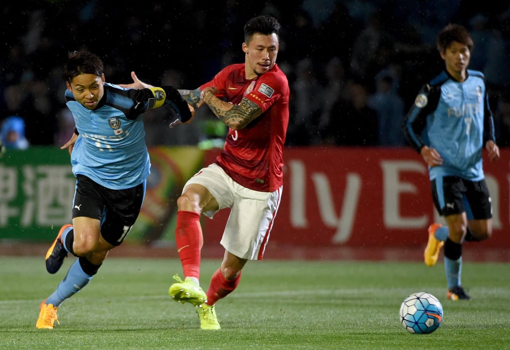 Shanghai Port announced the signing of Guangzhou defender Zhang Linpeng (centre) earlier this month. Photo: AFP Shanghai Port announced the signing of Guangzhou defender Zhang Linpeng (centre) earlier this month. Photo: AFP