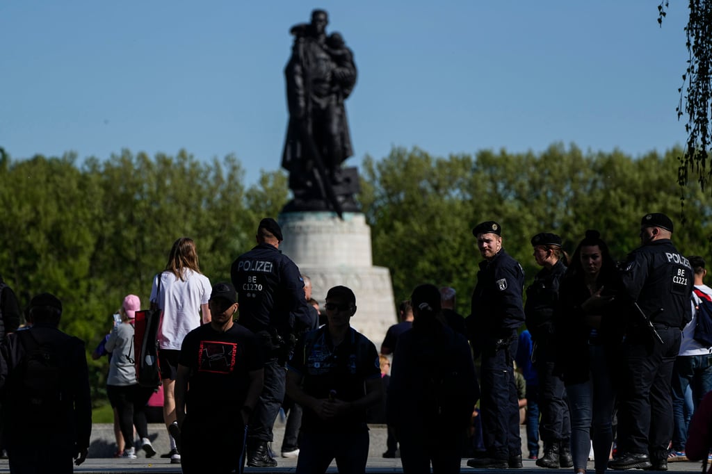 Police officers guard a Soviet War Memorial during commemorations to celebrate the end of World War II in Berlin, Germany on May 8. Photo: AP