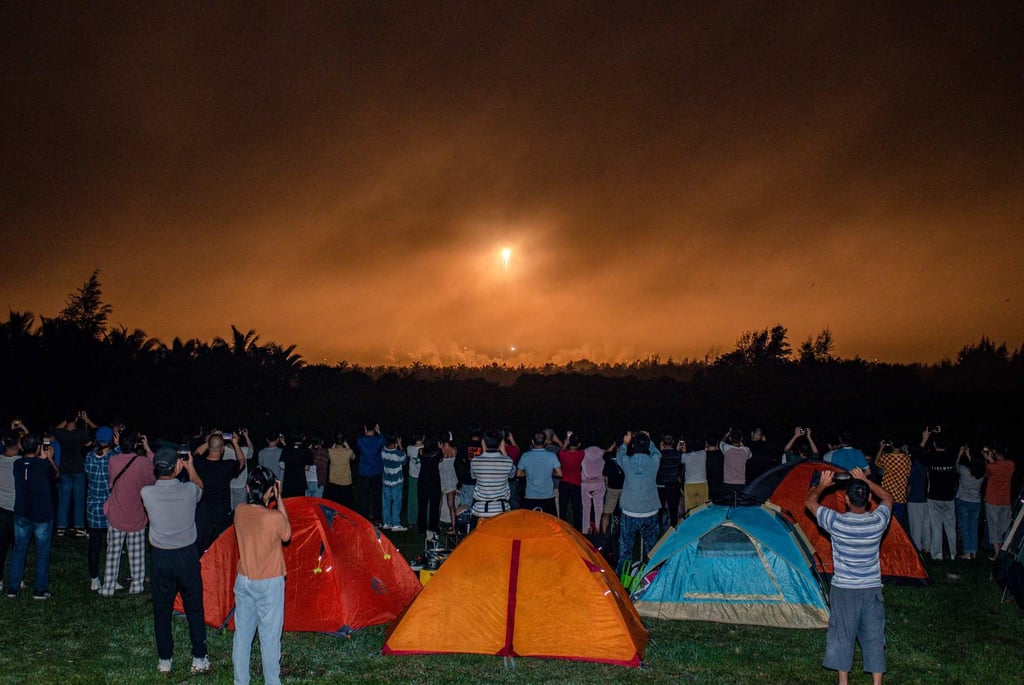 People watch a Long March-7 Y5 rocket carrying the Tianzhou-4 cargo spacecraft lifting off from the Wenchang Space Launch Centre. Photo: CNS / AFP