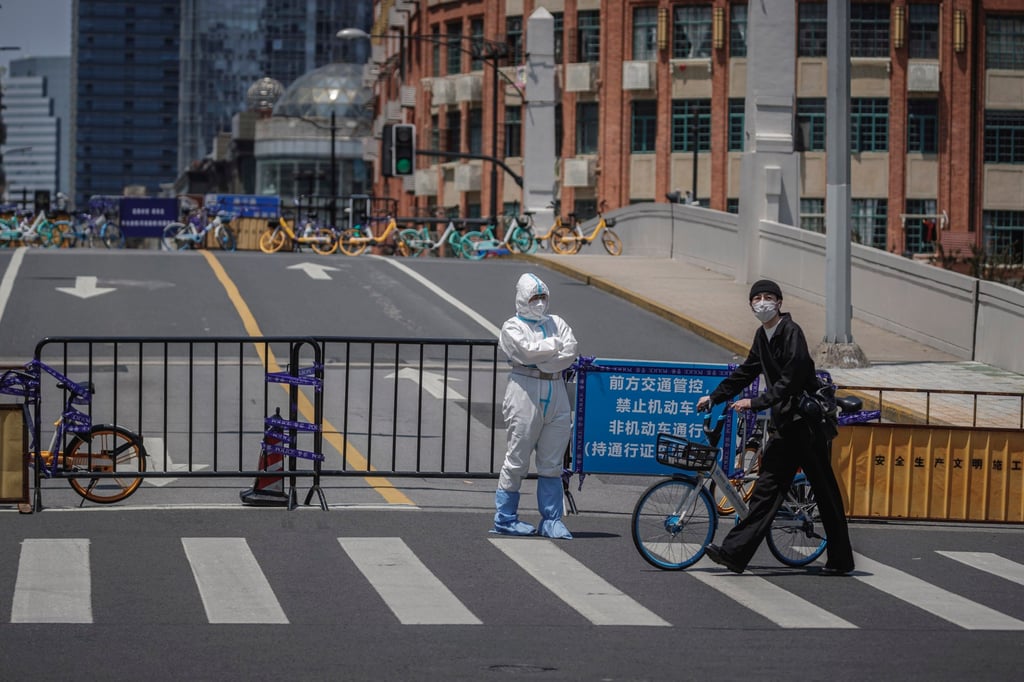 A man walks past police officer amid the ongoing Covid-19 lockdown in Shanghai, on May 9, 2022. Photo: EPA-EFE