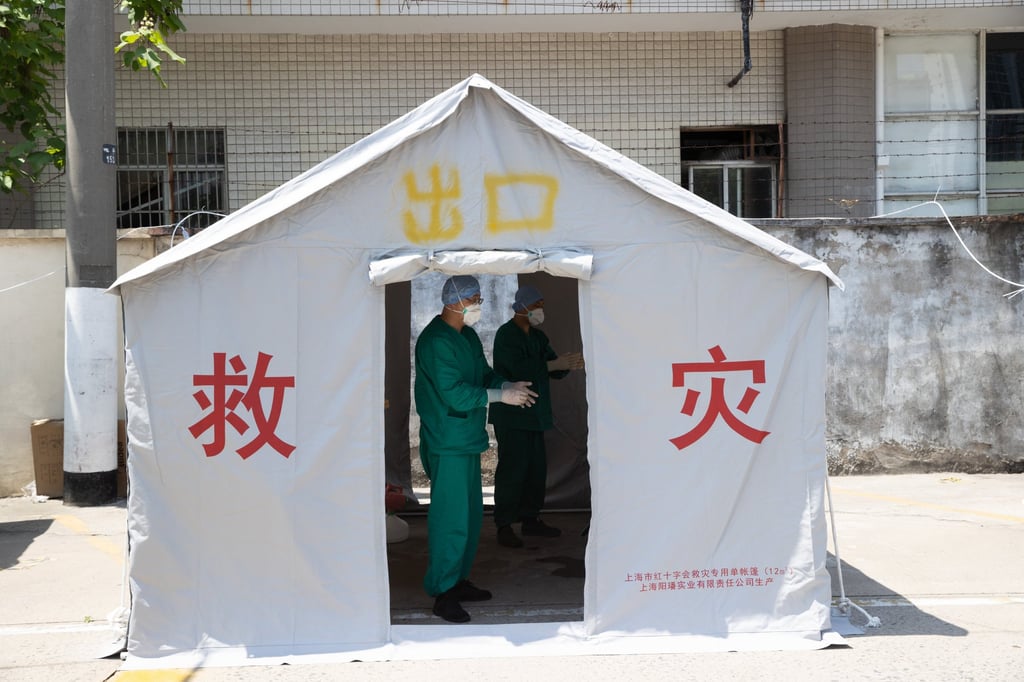 Medical staff from Tianjin worked in Shanghai to conduct Covid-19 tests on May 9, 2022. Photo: Xinhua.