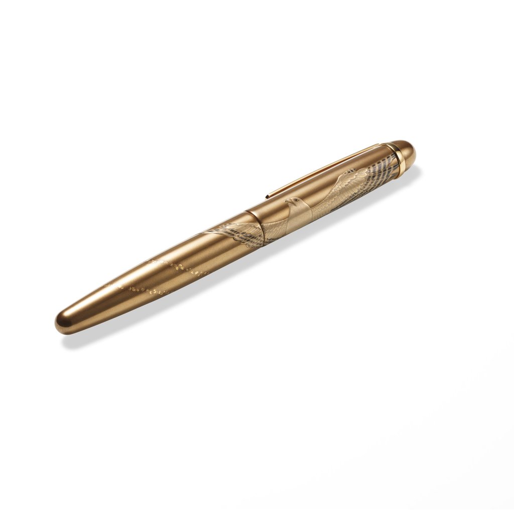 Harry Winston Falconry Legacy gold fountain pen with emerald cut diamond top. Photo: Harry Winston