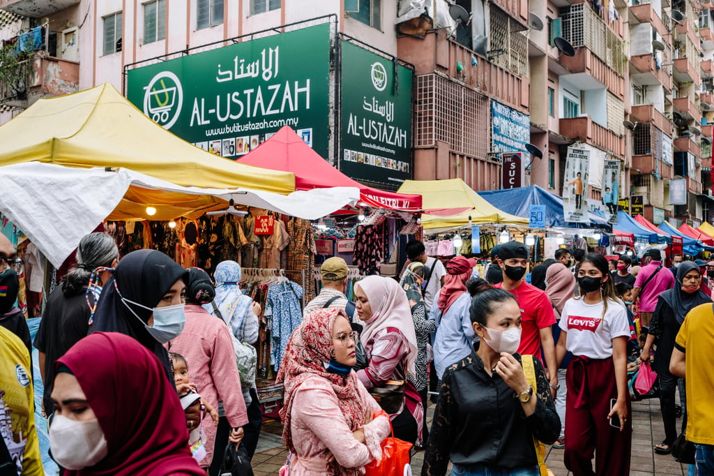 Shoppers walk through a market in Kuala Lumpur. Malaysia’s economy grew 5 per cent in the first quarter from a year earlier, continuing to sustain its recovery following the lifting of pandemic curbs, the central bank said on Friday. Photo: Bloomberg Shoppers walk through a market in Kuala Lumpur. Malaysia’s economy grew 5 per cent in the first quarter from a year earlier, continuing to sustain its recovery following the lifting of pandemic curbs, the central bank said on Friday. Photo: Bloomberg