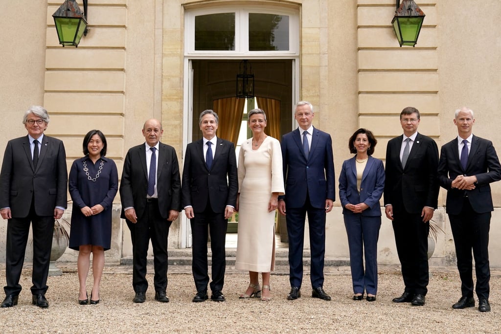 U.S. Secretary of State Antony Blinken, U.S. Secretary of Commerce Gina Raimondo, European Commission Vice President and Commissioner for Competition Margrethe Vestager, European Commission Vice President and Commissioner for Trade Valdis Dombrovskis, France’s Foreign Minister Jean-Yves Le Drian and other guests pose for a photo ahead of a dinner at the U.S.-European Union Trade and Technology Council summit in Paris, France, May 15, 2022. Photo: Reuters U.S. Secretary of State Antony Blinken, U.S. Secretary of Commerce Gina Raimondo, European Commission Vice President and Commissioner for Competition Margrethe Vestager, European Commission Vice President and Commissioner for Trade Valdis Dombrovskis, France’s Foreign Minister Jean-Yves Le Drian and other guests pose for a photo ahead of a dinner at the U.S.-European Union Trade and Technology Council summit in Paris, France, May 15, 2022. Photo: Reuters