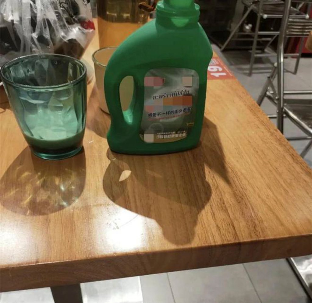 Many expressed alarm that children could be confused by the similar packaging and may mistakenly drink laundry detergent thinking it was milk tea. Photo: 163.com