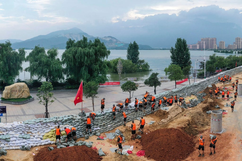 Chinese soldiers build a temporary embankment to contain Poyang Lake in July 2020, when it reached a record level and threatened flooding in Lushan city. Photo: Chinatopix via AP