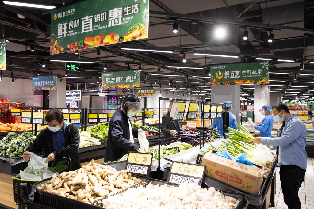 Shoppers at a supermarket in the Xuhui district in Shanghai’s Puxi area on May 16, 2022. Photo: Xinhua. Shoppers at a supermarket in the Xuhui district in Shanghai’s Puxi area on May 16, 2022. Photo: Xinhua.