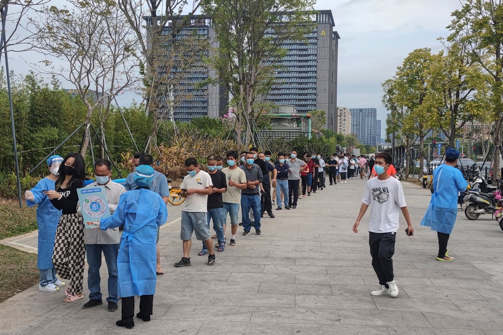 Shenzhen residents ordered to undergo tests for the COVID-19 disease on March 15, 2022. Photo: AP Shenzhen residents ordered to undergo tests for the COVID-19 disease on March 15, 2022. Photo: AP