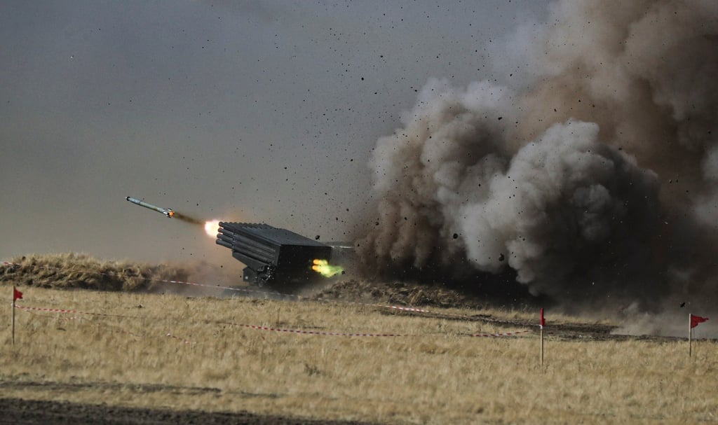 Multiple rocket launchers shoot missiles during the joint military exercise during the Shanghai Cooperation Organization member states Peace Mission-2021 in Russia in September 2021. More than three thousand servicemen from Russia, India, China and several other nations are involved in the exercise. Photo: EPA-EFE
