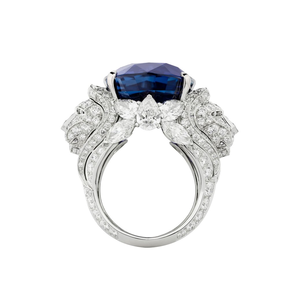 Chanel Lion Secret ring in white gold, platinum and diamonds, topped with a cushion-cut blue sapphire of 30.92 carats. Photo: Chanel