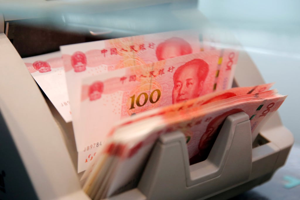 Chinese 100 yuan banknotes in a counting machine. Analysts expect banks to benefit from an influx of customers seeking to take advantage of the pension plan. Photo: Reuters