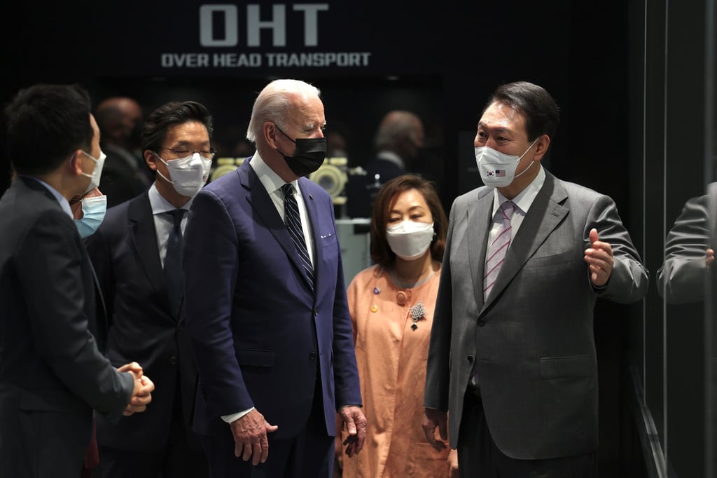 US President Joe Biden (centre left) and South Korean President Yoon Suk-yeol visiting a Samsung Electronics chip plant on Friday. Photo: YNA/dpa US President Joe Biden (centre left) and South Korean President Yoon Suk-yeol visiting a Samsung Electronics chip plant on Friday. Photo: YNA/dpa