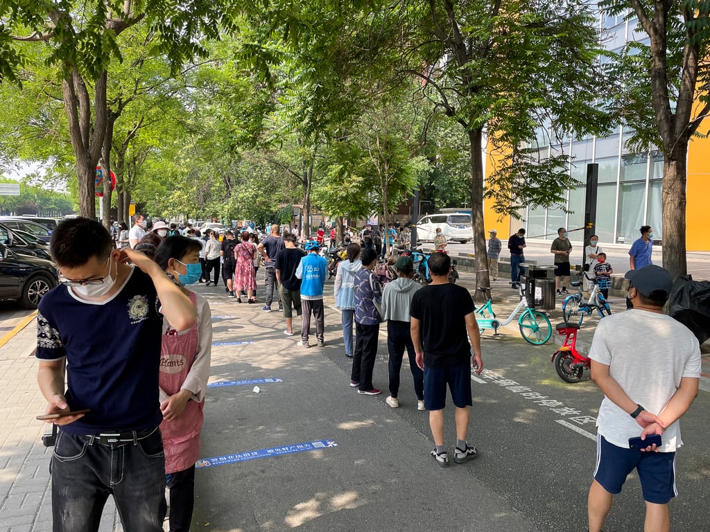 People line up for nucleic-acid testing at a booth in Beijing on May 23. Photo: Simon Song People line up for nucleic-acid testing at a booth in Beijing on May 23. Photo: Simon Song