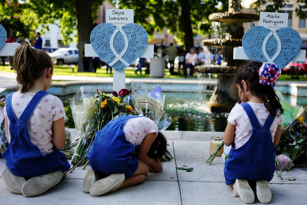 People mourn for victims of a school mass shooting at Robb Elementary School in Uvalde, Texas. Photo: Xinhua