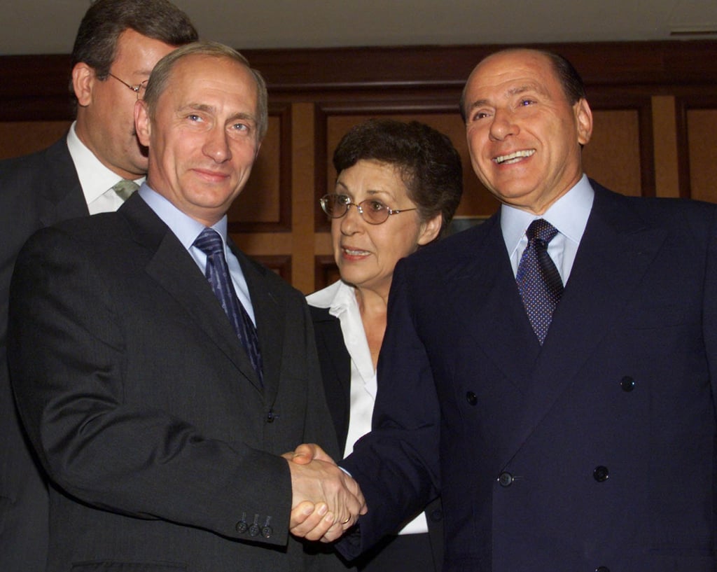 Russian President Vladimir Putin, left, shakes hands with then-Italian PM Silvio Berlusconi on September 26, 2001. Photo: AP Russian President Vladimir Putin, left, shakes hands with then-Italian PM Silvio Berlusconi on September 26, 2001. Photo: AP