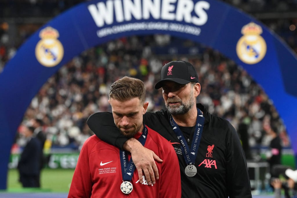 Liverpool manager Jurgen Klopp consoles captain Jordan Henderson after their side’s defeat in the final. Photo: AFP
