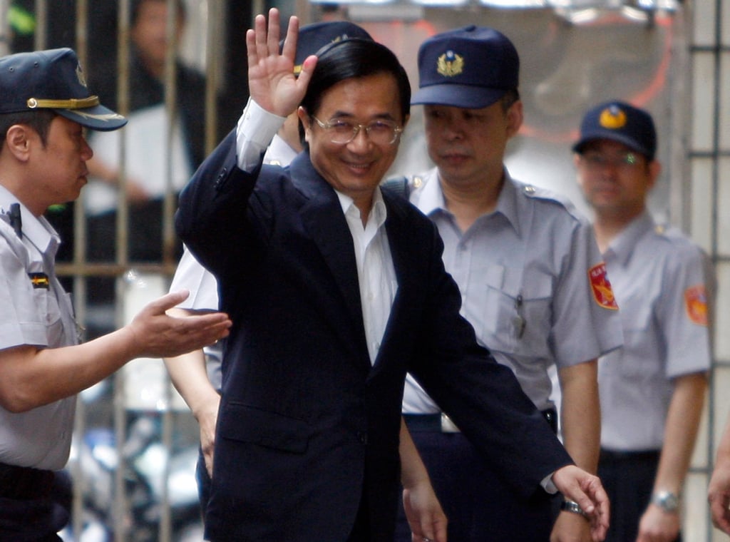 Former Taiwanese president Chen Shui-bian waves as he arrives at the high court in Taipei on June 11, 2010. He was given a 20-year jail term for accepting bribes. Photo: Reuters Former Taiwanese president Chen Shui-bian waves as he arrives at the high court in Taipei on June 11, 2010. He was given a 20-year jail term for accepting bribes. Photo: Reuters