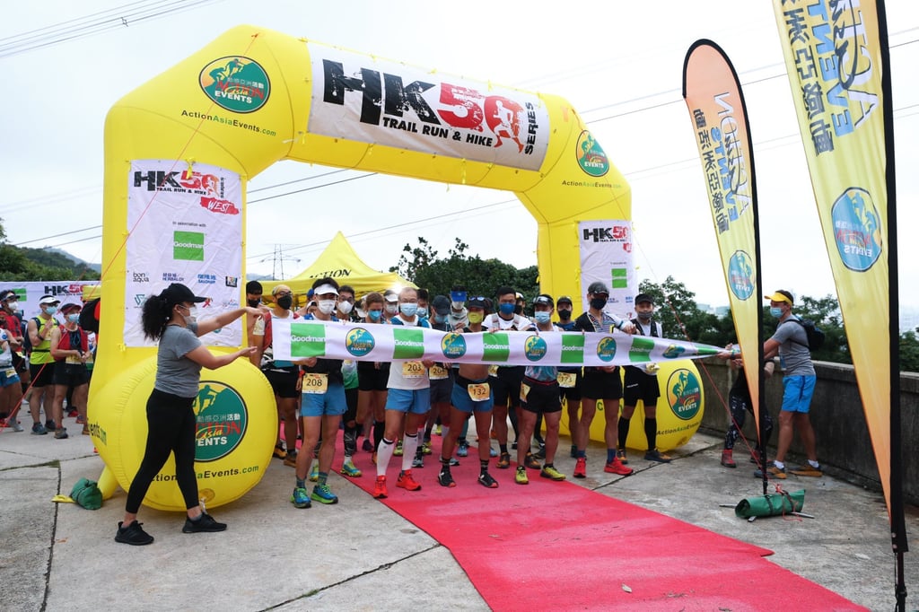 Runners at the HK50 West start line.