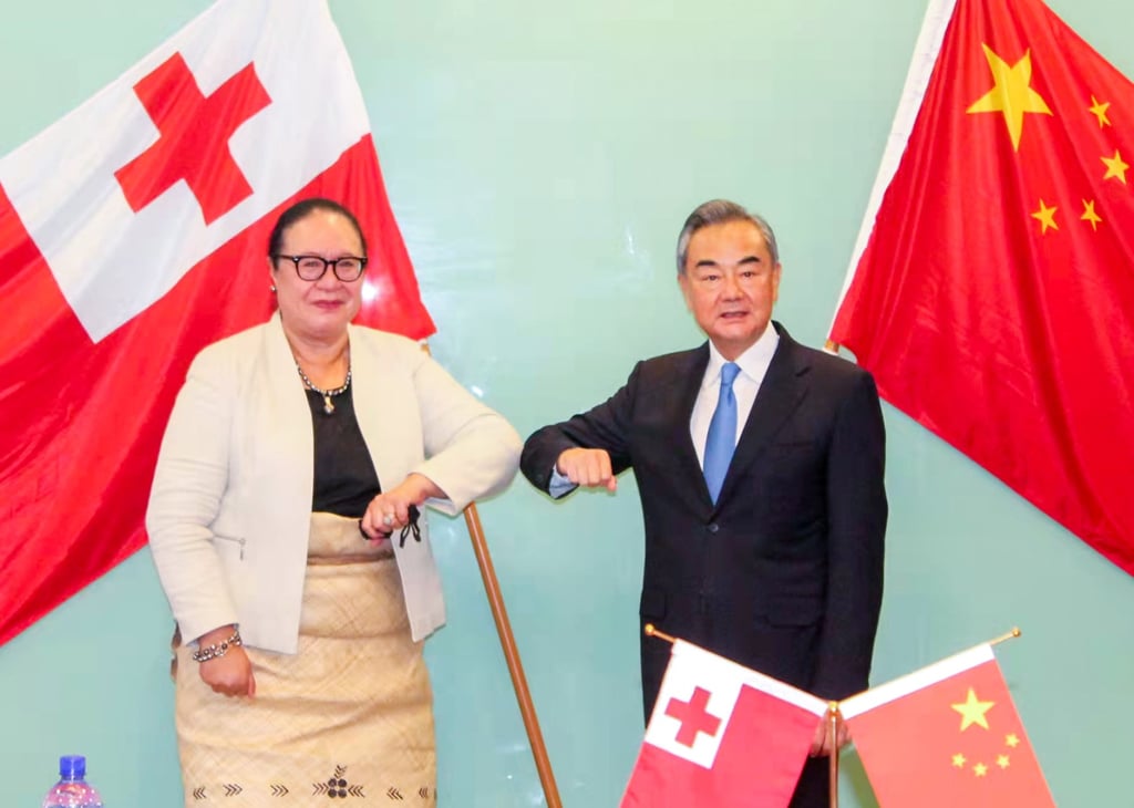 Chinese Foreign Minister Wang Yi (R) with Tongan Foreign Minister Fekitamoeloa Katoa ‘Utoikamanu, in Tonga on Tuesday. Photo: Xinhua
