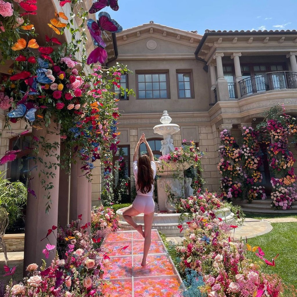Flower goddess: Mimi Morris goes all out to impress friends visiting her home. Photo: @mimi_morris_/Instagram Flower goddess: Mimi Morris goes all out to impress friends visiting her home. Photo: @mimi_morris_/Instagram