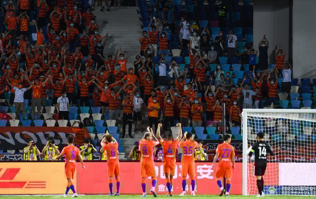 Shandong Taishan players applaud their fans after beating Zhejiang in Haikou. Photo: Xinhua