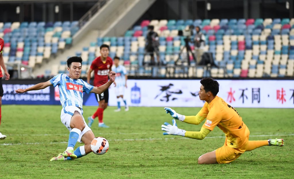 Wu Chengru (left) scored a last minute consolation for Guangzhou City. Photo: Xinhua Wu Chengru (left) scored a last minute consolation for Guangzhou City. Photo: Xinhua