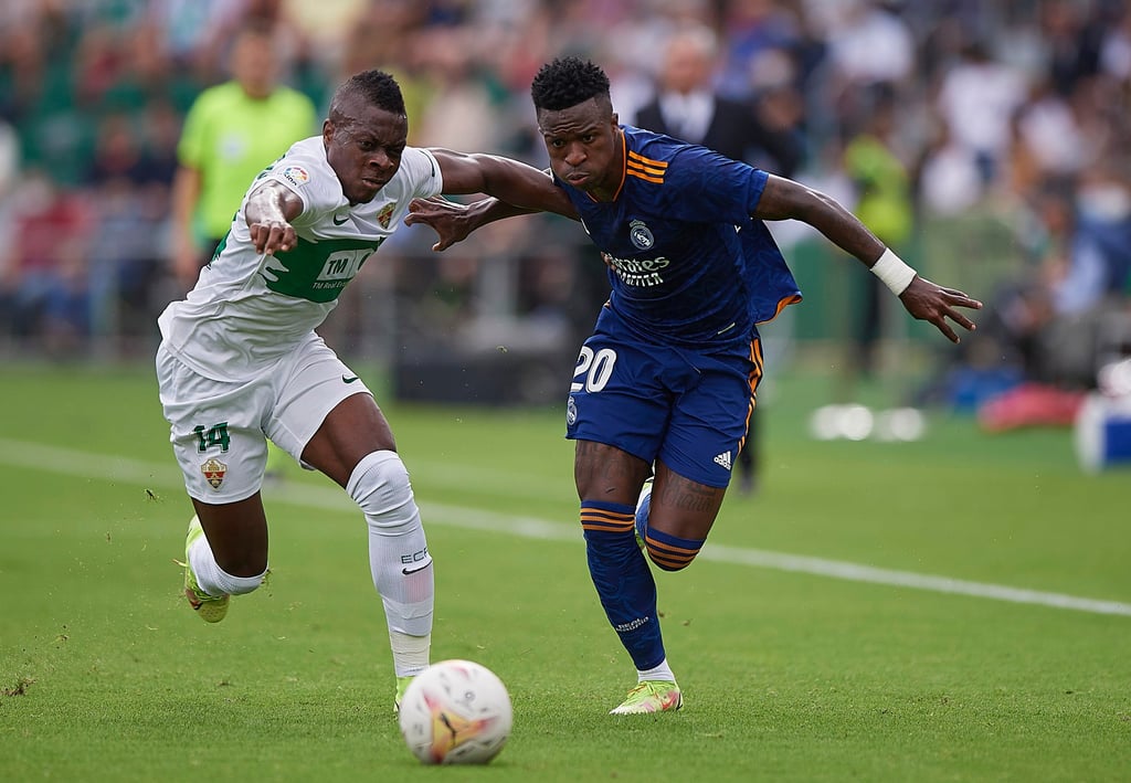 Vinicius Jr (right) vies with Elche’s Helibelton Palacios during a Spanish first division league match. Photo: Xinhua