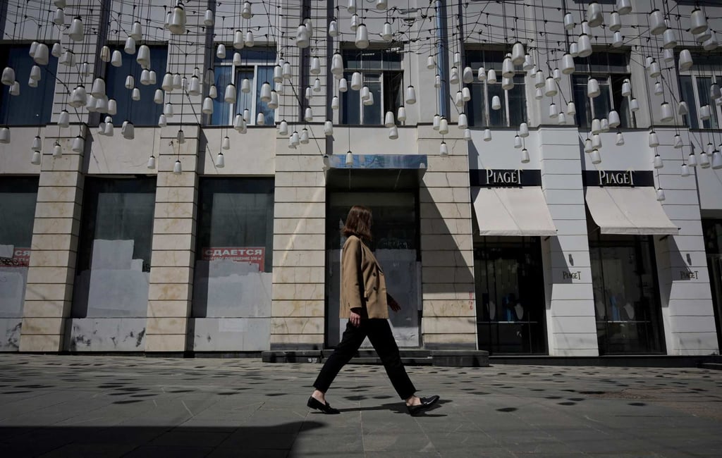 A woman walks past commercial premises put up for rent in Moscow on June 8. Photo: AFP A woman walks past commercial premises put up for rent in Moscow on June 8. Photo: AFP