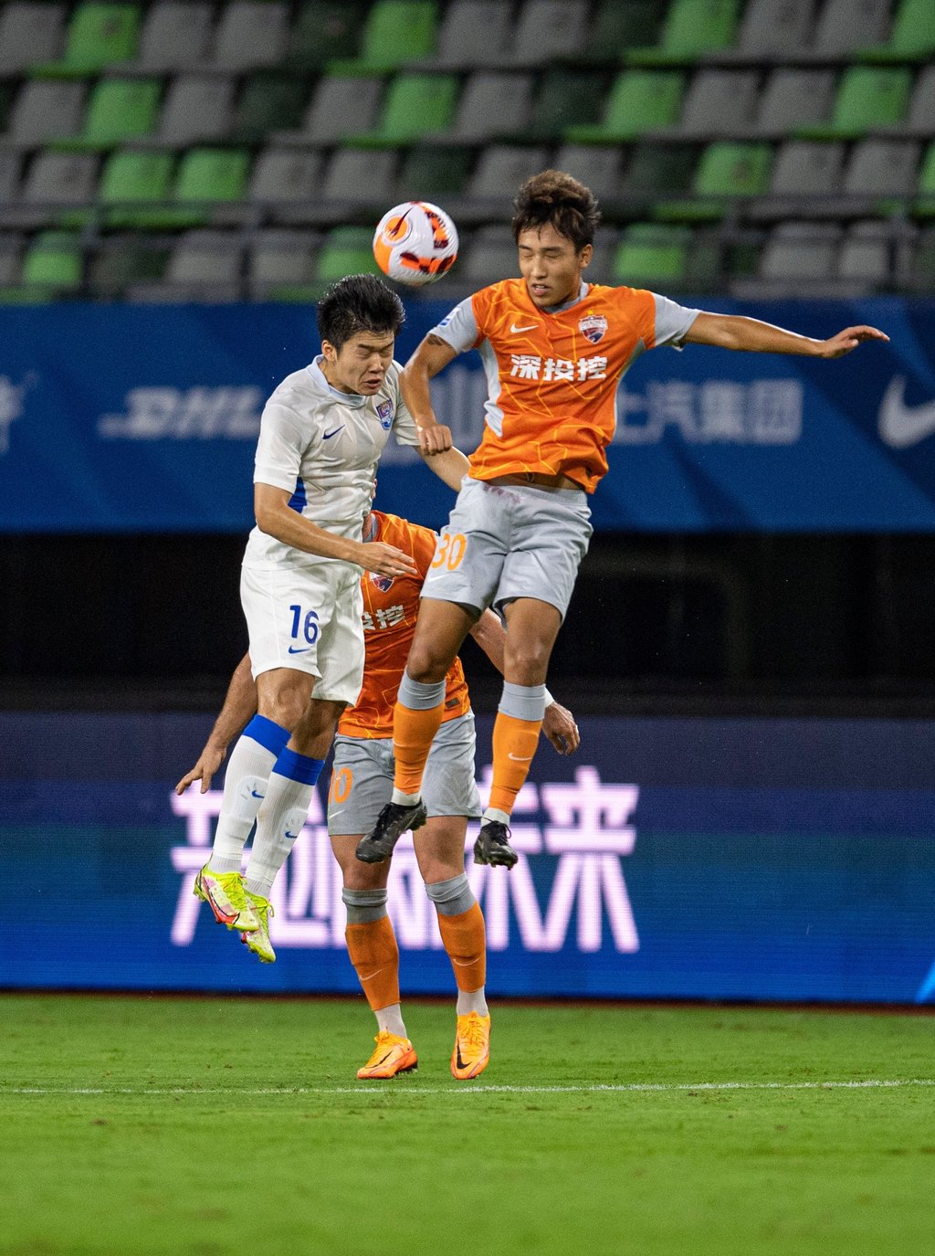 Huang Ruifeng (right) of Shenzhen vies with Yang Zihao of Tianjin Jinmen Tiger during in Meizhou. Photo: Xinhua