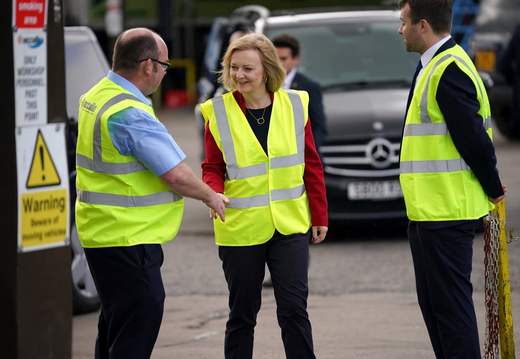 British Foreign Secretary Liz Truss (C) with employees of a haulage firm during a visit to Northern Ireland to discuss the Northern Ireland Protocol. Photo: dpa British Foreign Secretary Liz Truss (C) with employees of a haulage firm during a visit to Northern Ireland to discuss the Northern Ireland Protocol. Photo: dpa