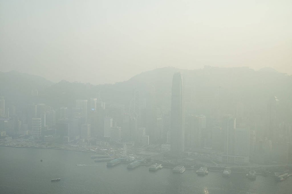 Smog blankets Hong Kong in January 2017, posing “very high” health risks. Photo: Getty Images